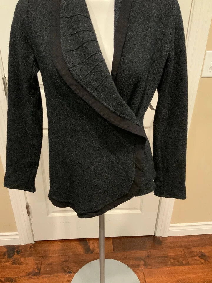 Cárdigan asimétrico Ginebra gris oscuro 100 % lana con ribete de cuero, talla pequeña Foto 3 de 4