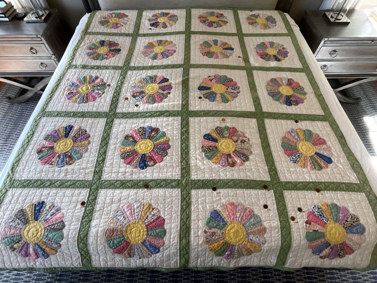 Beautiful Antique Dresden Plate Pattern Quilt circa 1930's 70