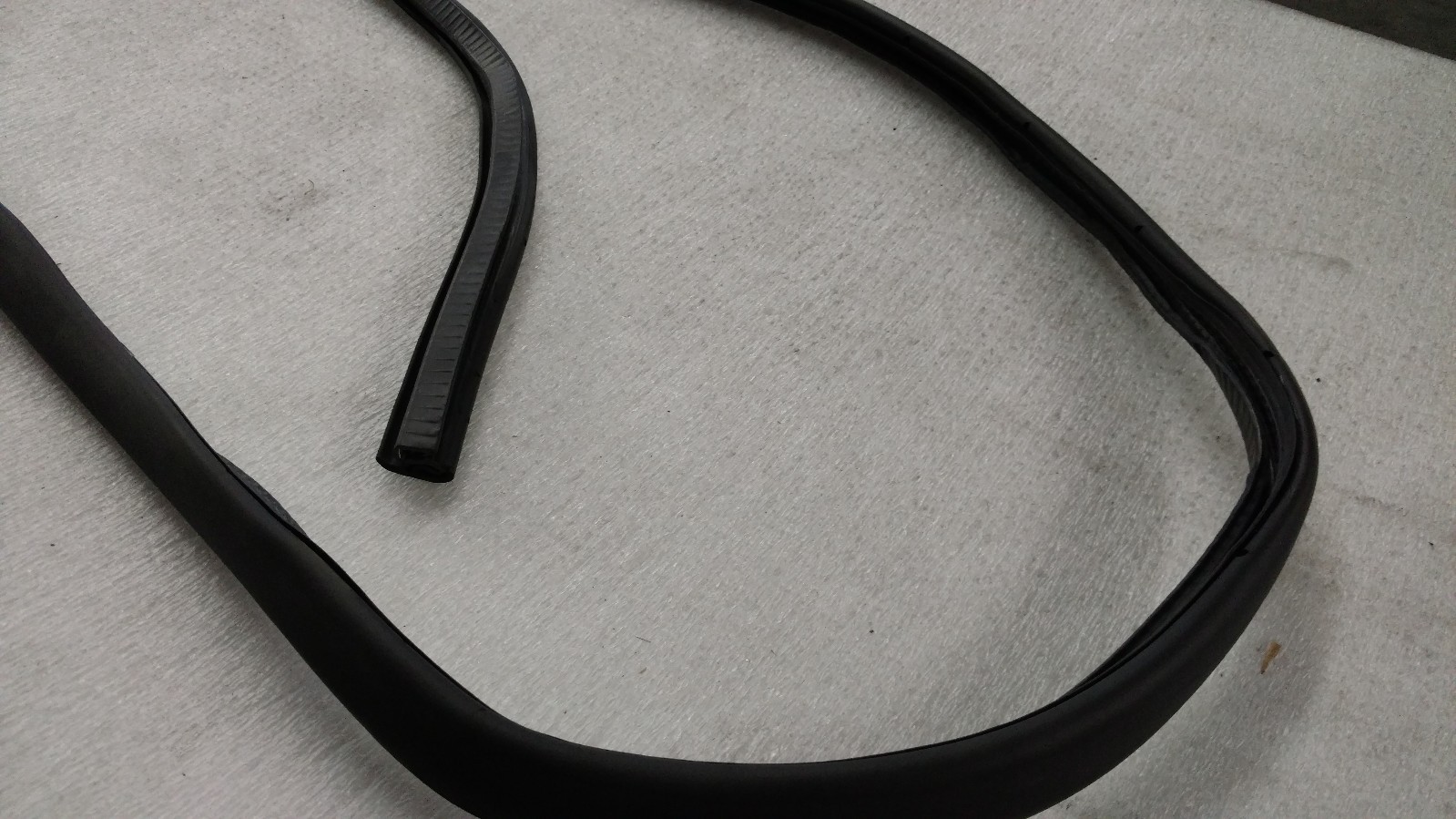 LAMBORGHINI MURCIELAGO DRIVER DOOR RUBBER GASKET OEM