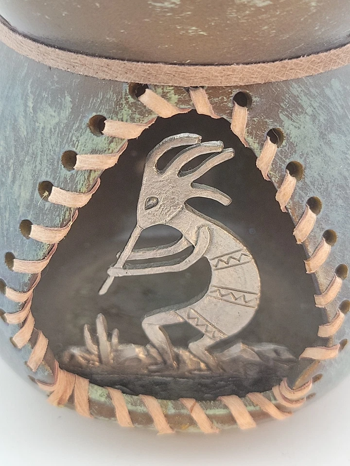 Kokopelli Southwest Art 3D arcilla/metal ~ cordones de cuero ~ soporte para velas 5"X4.5" Foto 2 de 4