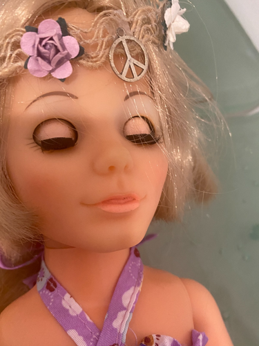 Ideal 18" Grow Hair 70s Kerry Doll Crissy Hippie Flower Child Peace Sign Glasses - Picture 10 of 11