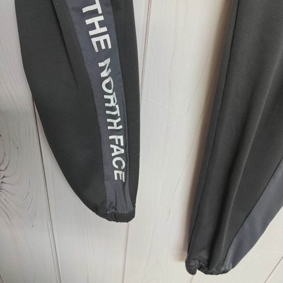 Calça jogger The North Face masculina logotipo G (14/16) dois tons cinza em excelente estado usado - Imagem 4 de 4