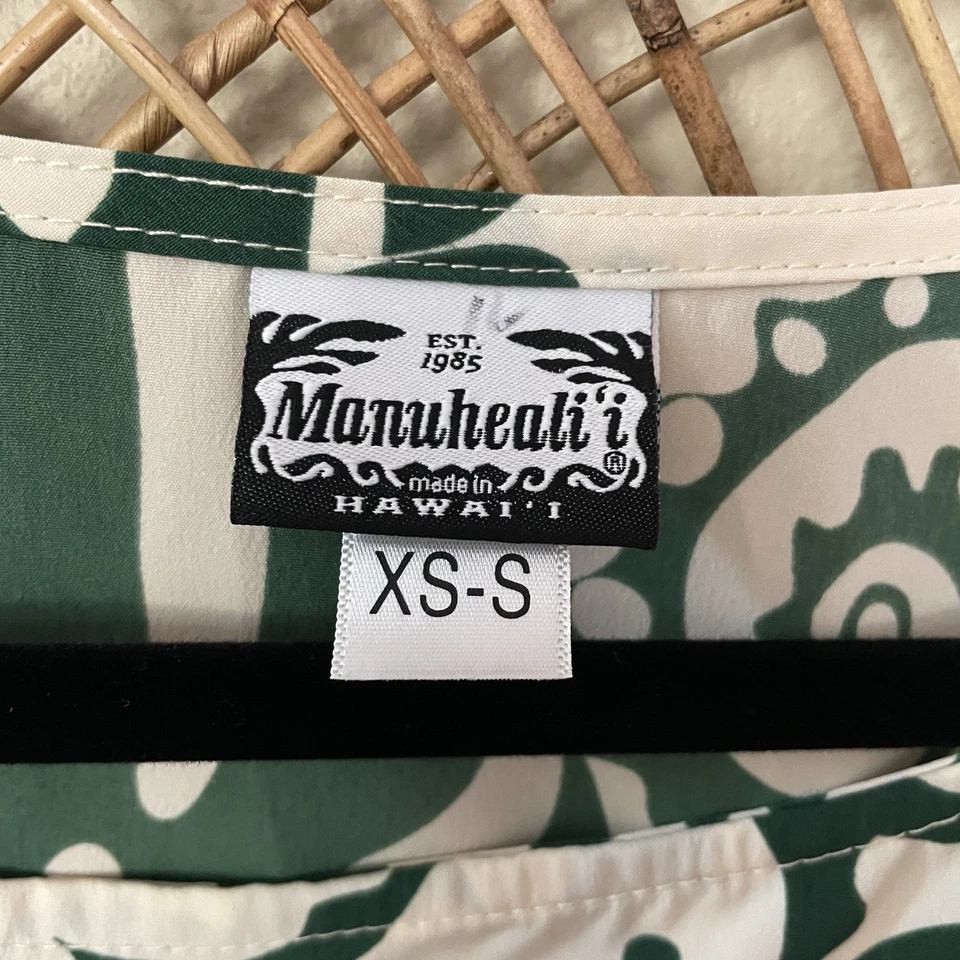 Manuhealii Batwing Aloha Print Blouse Top Sleeve Slits Tropical Green Sz XS/S B2 - Image 3 of 4