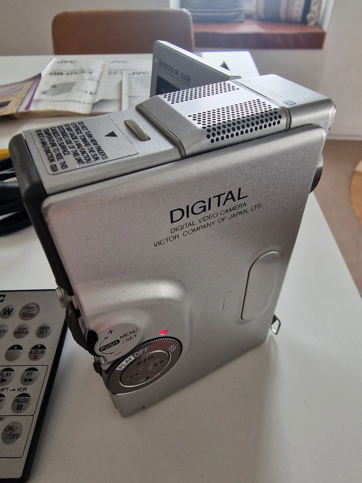 Videocamera digitale JVC GR-DVX4E Mini DV con accessori - Immagine 3 di 4