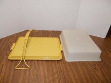Tupperware Harvest Gold RECTANGLE CAKE TAKER CARRIER KEEPER 622 with Handle