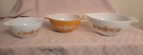 Set Of 3 Vintage  Pyrex Butterfly Gold Cinderella Nesting Mixing Bowls