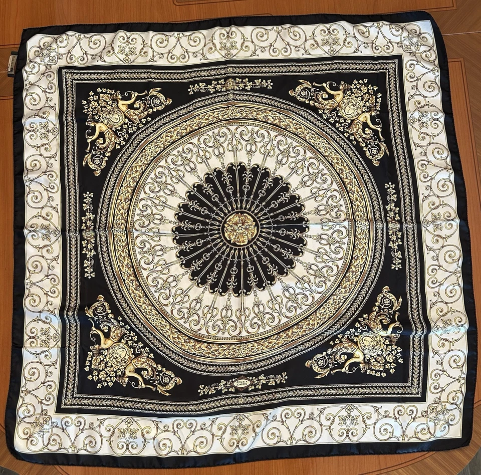 Lenço de seda GIANNI VERSACE estampa barroca tamanho 34" preto e dourado - Imagem 2 de 4