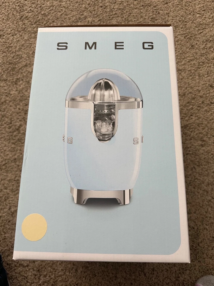 Exprimidor de cítricos SMEG color crema CJF11CRUS nuevo en caja Foto 4 de 4