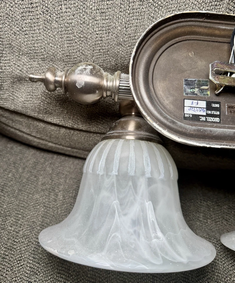 Lámpara de tocador de níquel cepillado Quoizel pantalla de vidrio esmerilado de 2 luces Foto 4 de 4