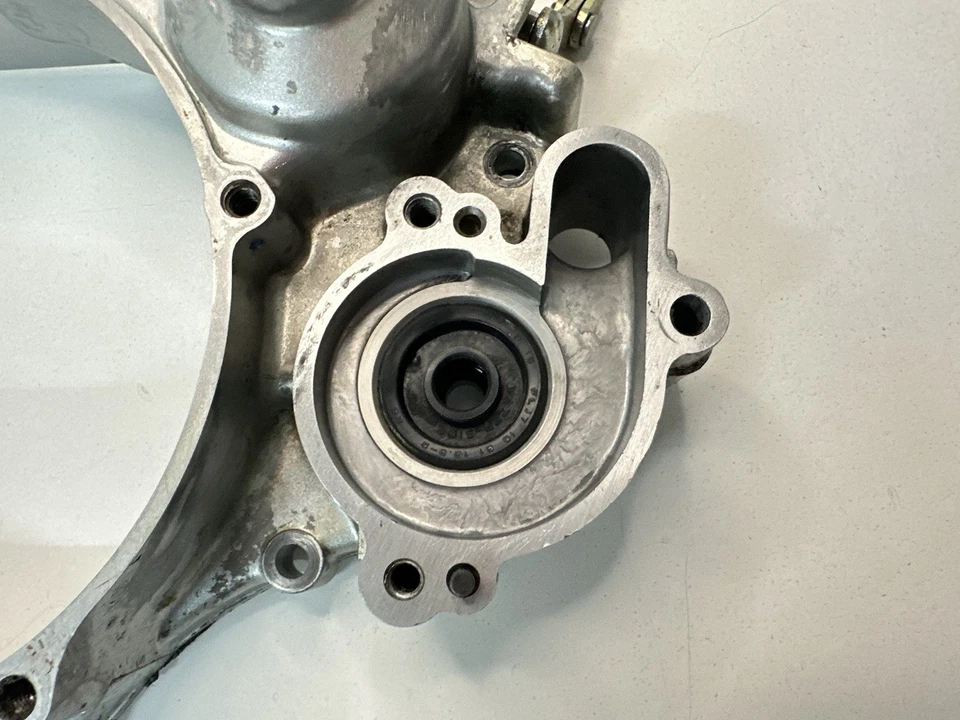 КРЫШКА ВНУТРЕННЕГО СЦЕПЛЕНИЯ ДВИГАТЕЛЯ 90-93 YAMAHA YZ 125 YZ125 С СОЕДИНЕНИЕМ КЛАПАНОВ МОЩНОСТИ - Изображение 3 из 4