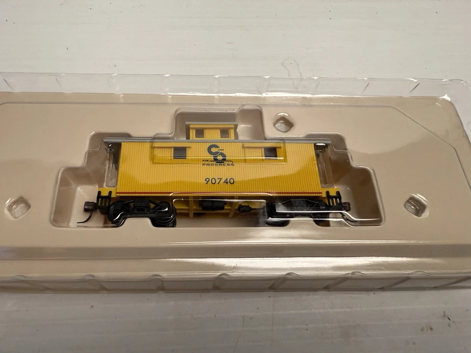 Walthers HO Scale RTR C & O Chesapeake & Ohio 25' Wood Caboose #90747 New In Box - Image 2 of 4
