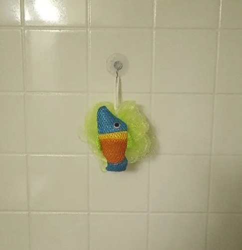 Kleiner grüner Körperschrubber Puff Bad Luffa Netz mit weichen bunten Fischen/Pool Spielzeug - Bild 4 von 5