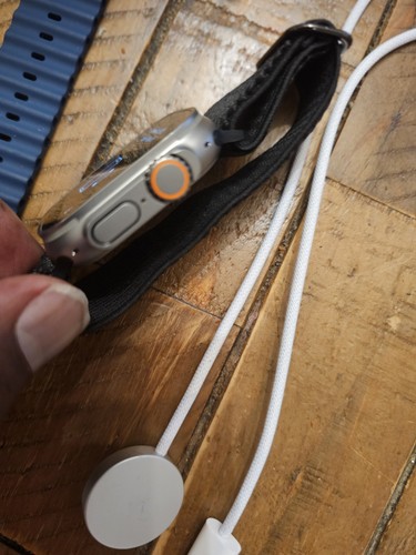 Apple Watch Ultra 2 49mm Boîtier Titane Débloqué Très Bon État Occasion - Photo 5 sur 11
