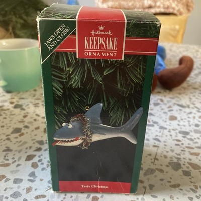 Hallmark Tasty Christbaumschmuck 1992 Andenken Hai Kiefer öffnen & schließen