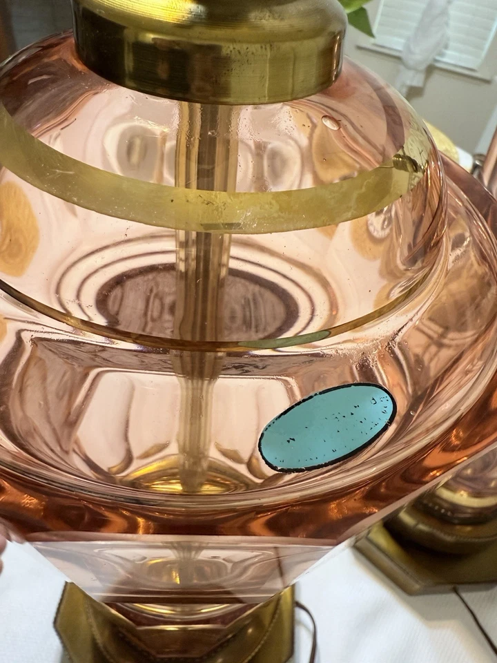 Lámparas de mesa modernas de mediados de siglo redondas de vidrio rosa con guijarros con tonos crema Foto 4 de 4