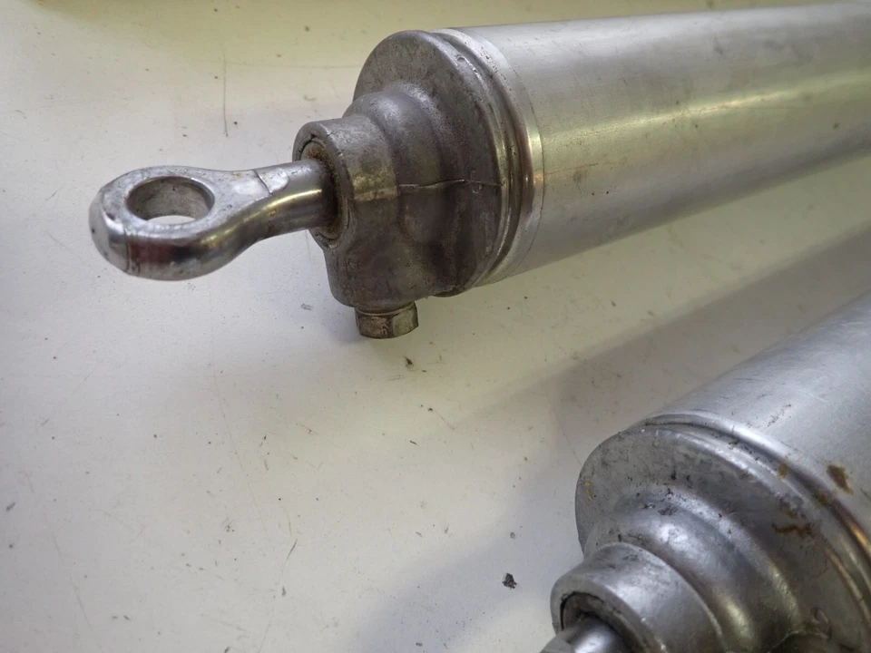 2 cilindros de elevación superiores convertibles Chevrolet Impala Bel Air 1959 1960 nuevos de lote original GM Foto 4 de 4