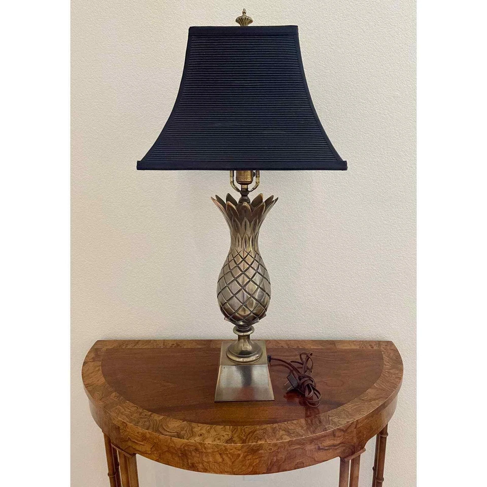 Lámpara de mesa de latón piña años 60 MCM Tropical Hollywood Regency pantalla negra dorada Foto 3 de 4