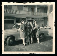 Hübsche Frauen vor Vespa Händler - Mercedes Auto Oldtimer KFZ PKW - Foto 6x6cm