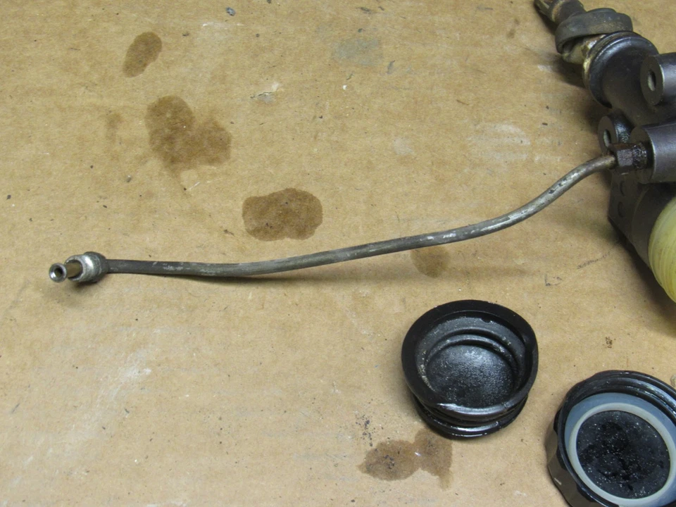 Honda Gold Wing GL1000 1976 cilindro maestro trasero Foto 4 de 4