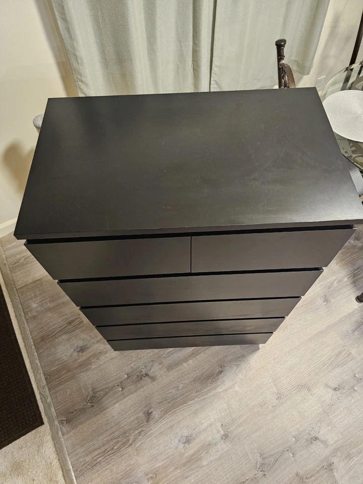 Cómoda mediana de madera negra con 6 cajones en estado sólido usada Foto 4 de 4
