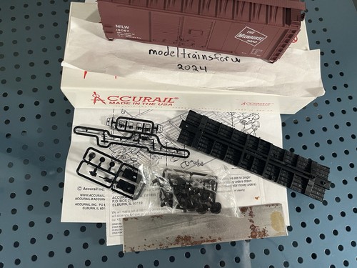 Coche de carga doble puerta escala HO Accurail 36161 Milwaukee Road AAR 40' MILW #18057 | Zustand: Used