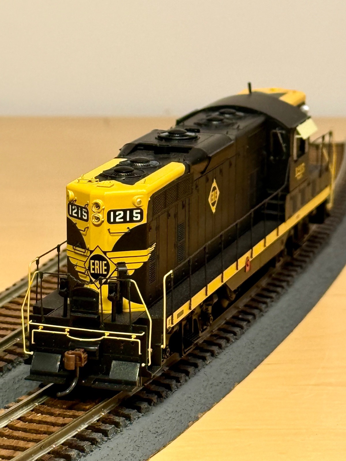 Two Athearn Genesis Erie GP-7 AHTG62572 & AHTG62574