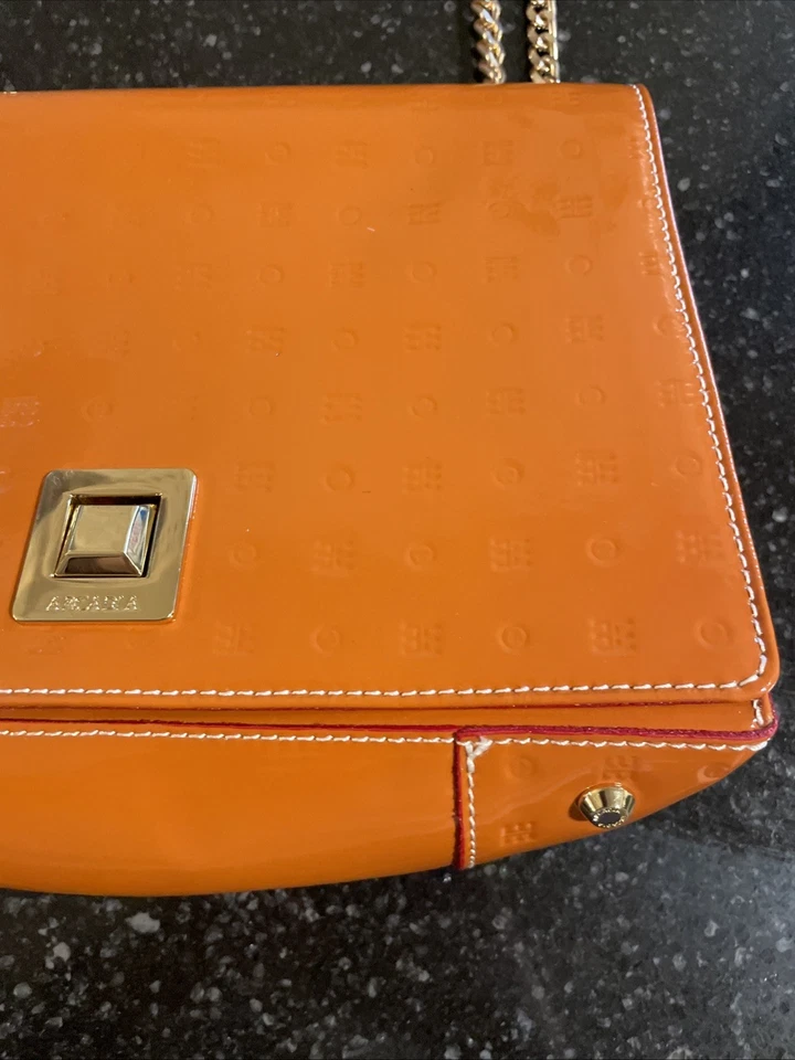 ARCADIA 压纹专利皮革包,TERRA COTTA 带金色链带 - 全新 — 第 3/4 张图片