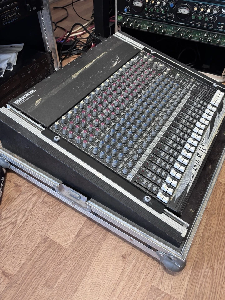 Mackie Cr 1604 Vlz With Flight case - Image 2 of 2