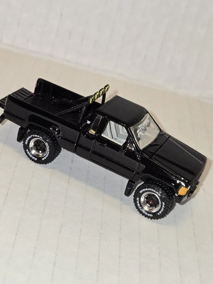 Camioneta pickup Toyota SR5 1985 Johnny Lightning Mystery Matinee 1/64 negra JLSP374 Foto 3 de 4