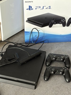 Sony PlayStation 4 Slim 500GB Spielkonsole mit 2 Controllernn Schwarz (CUH2016A)