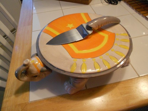 ELEPHANT CAKE STAND WITH SLICER-IN BOX-HOME ESSENTIALS - Picture 3 of 9