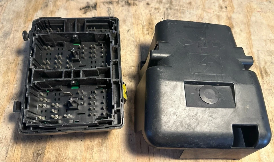 Caixa de relé de fusíveis de junção de cabine Cadillac Escalade 2007-2014 sob painel 20813086 - Imagem 3 de 4