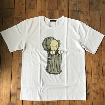 NEW KAWS OriginalFake Companion T-shirt Oscar size 3 Large NEW KAWS OriginalFake Companion T-shirt Oscar size 3 Large