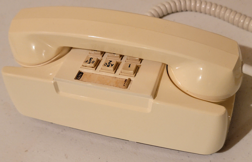 1970er Jahre braun Monophon und weiß GTE Telefone zwei. Gereinigt. - Bild 4 von 24