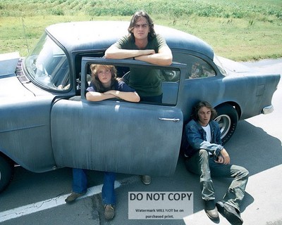 JAMES TAYLOR & DENNIS WILSON 1955 CHEVY ''TWO-LANE BLACKTOP'' - 8X10 PHOTO (OC010)