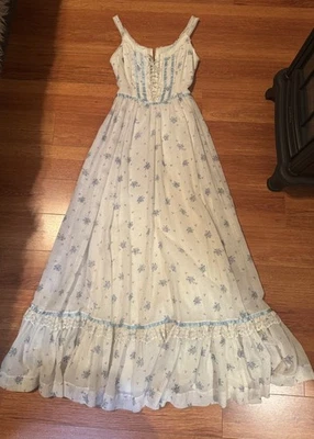 green emerald velvet dress Old Fashioned Vintage Maxi Dress with Long Sleeves