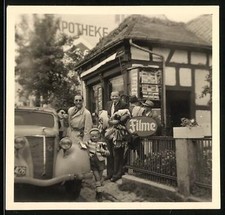 Fotografie Leistenschneider, Düsseldorf, Auto Ford Eifel, Familie mit PKW neben 