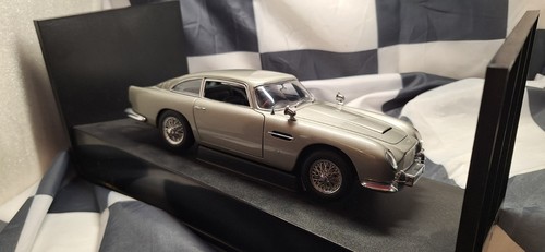AUTOart MODELS - 007 ASTON MARTIN DB5 -GOLDFINGER - 1/18 SCALE MODEL CAR 70020 - Picture 4 of 11