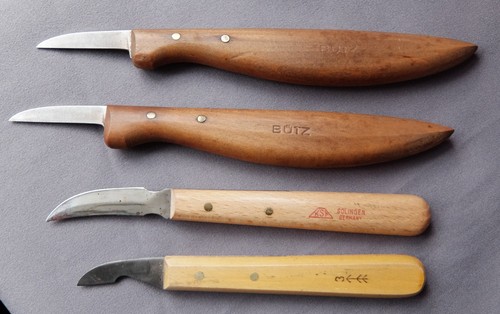 Vier (4) alte Holzschnitzmesser Spanschnitzen: 2 BUTZ, 1 Pfeil, 1 KST