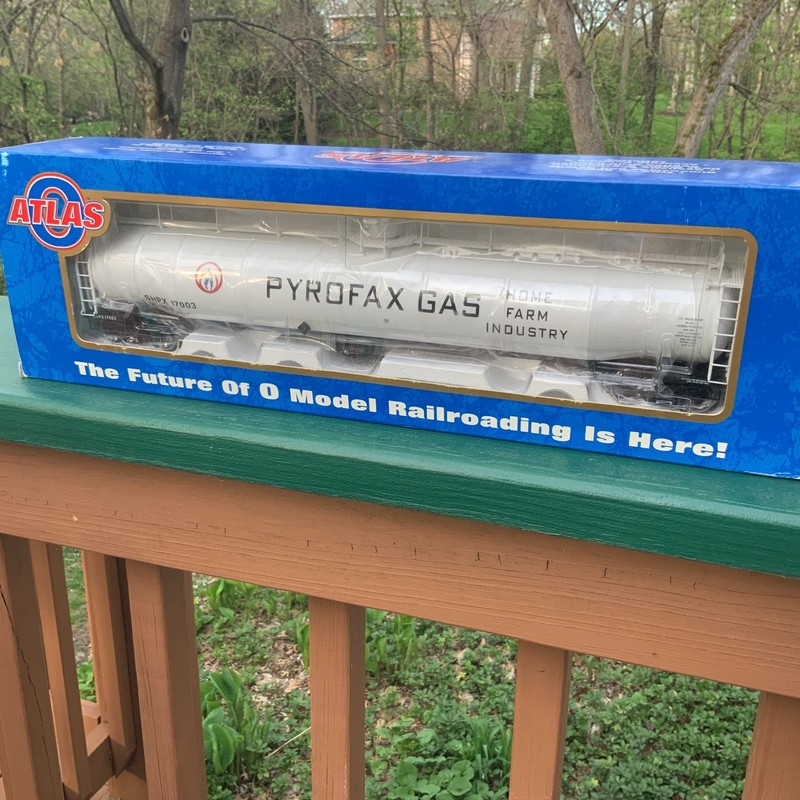 Atlas O Scale 33,000-Gallon Tank Car (2-Rail) PYROFAX GAS