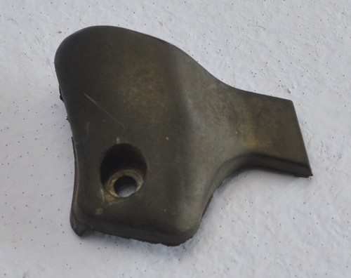 VW Passat 3B B5 (96-00) Gummi Puffer Anschlag Motorhaube Links #16057-B195