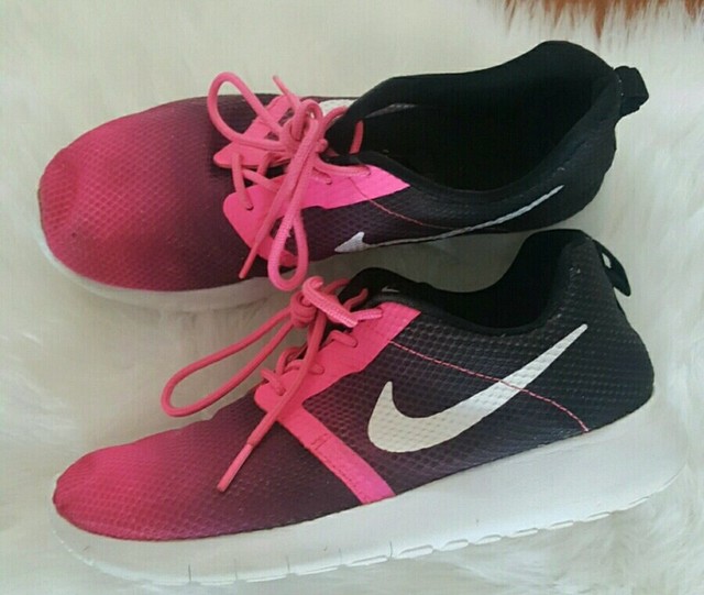 nike roshe black pink