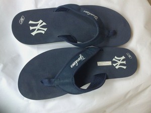 yankees flip flops
