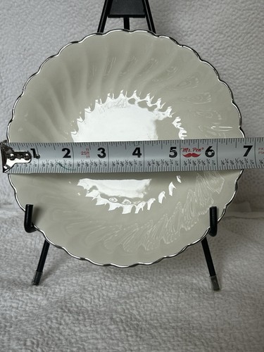 Salem Swirl Three 7 1/4” Dessert Salad Plates And Two 6 3/4” Salad Bowls Vintage - Picture 7 of 9