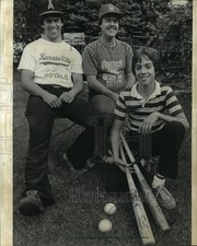 1982 Press Photo Bob, Joe & Tom Vitale, Bat Boy for Milwaukee Bureau