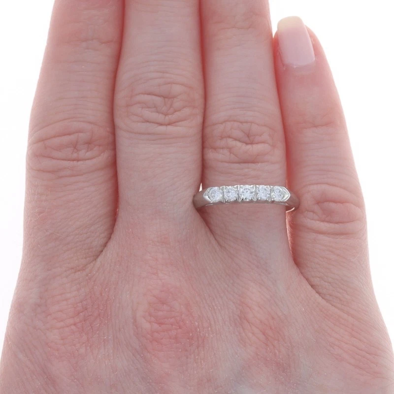 Alianza de boda vintage de cinco piedras con diamantes de platino - anillo con borde de cuchillo 900 rnd.50ctw Foto 2 de 4