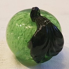 Glas Apfel/Briefbeschwerer, hellgrün mit Inlays, dunkelgrüne Blatt, Ø 6 x 6,5 cm