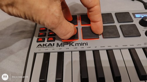 Akai Professional MPK mini mk3I Controller Special Edition Grey - Bild 5 von 15