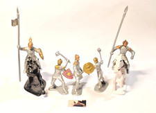 5 Soldatini + 2 cavalli Supreme (?) Medievali plastica cm 6,5