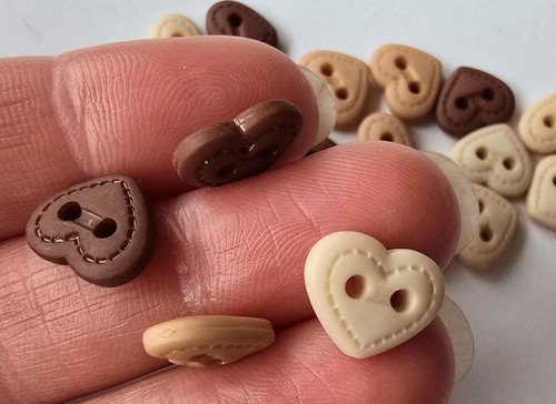 Craft Buttons BROWN QUILT HEARTS Heart Stitched Stitch Quilting Sewing Knitting - Picture 2 of 2